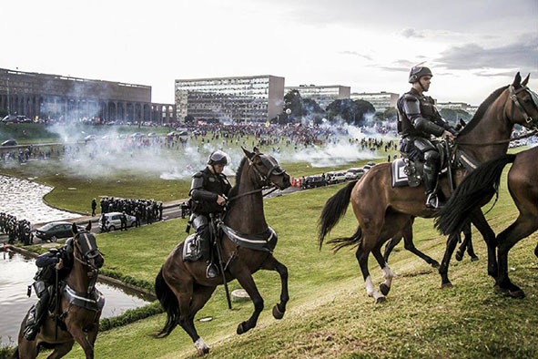 Forte repressão ataca mais de 30 mil manifestantes contra a PEC 55 em Brasília 